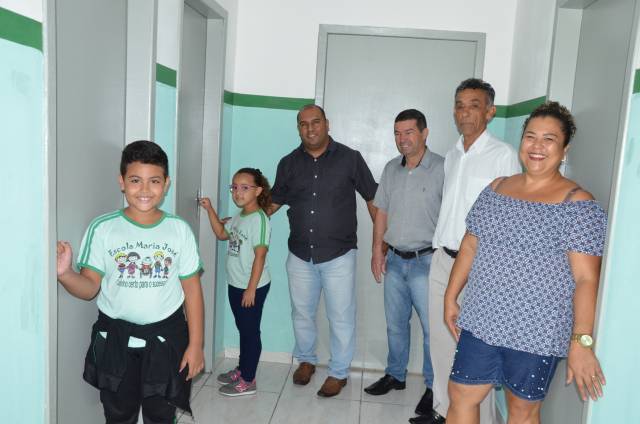 Prefeito Acácio entrega os novos banheiros da Escola Maria José