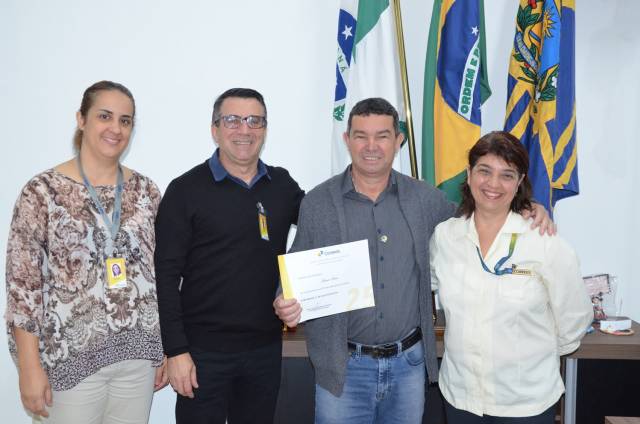 PREFEITO ACÁCIO SECCI RECEBE HOMENAGEM DOS CORREIOS.
