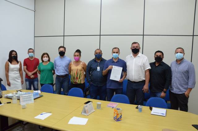 PREFEITO E VEREADORES ASSINAM DOCUMENTO PARA COMPRA DE VACINAS CONTRA A COVID-19.