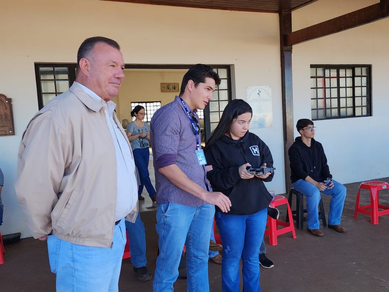 Prefeito Tuti acompanha aula pratica de drones