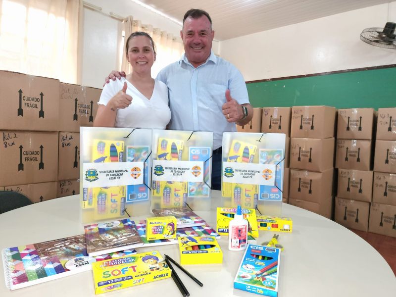 PREFEITO TUTI ACOMPANHA RECEBIMENTO DO MATERIAL ESCOLAR PARA 2024.