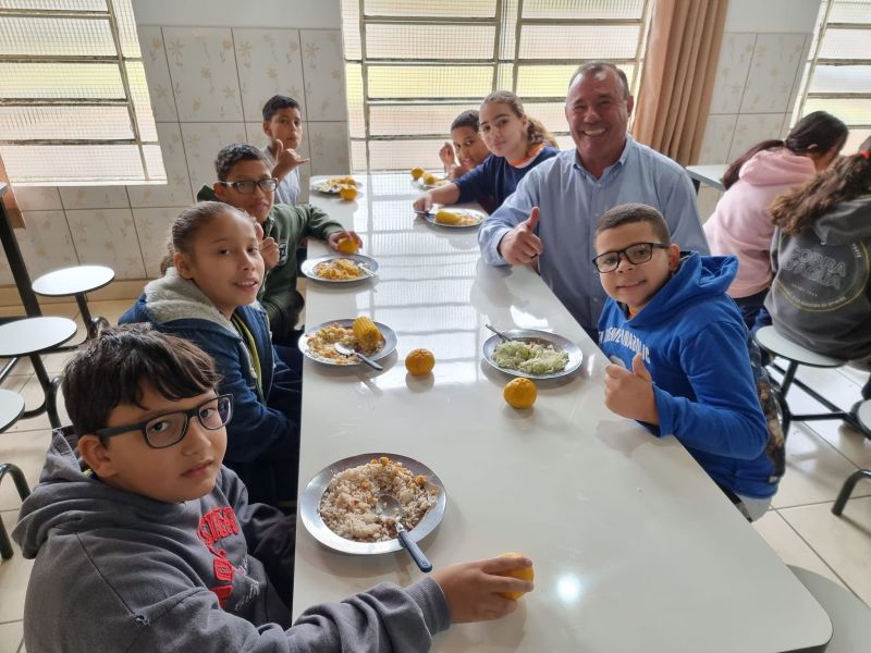PREFEITO TUTI BOMTEMPO ALMOÇA COM ALUNOS DA REDE MUNICIPAL.