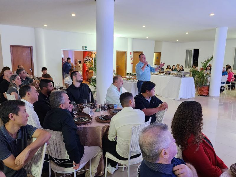 PREFEITO TUTI COMPARTILHA PREMIAÇÕES E DESENVOLVIMENTO DA CIDADE COM EMPRESÁRIOS E COMERCIANTES DA CIDADE.