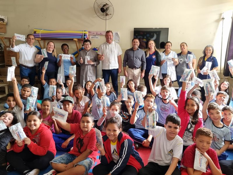 PREFEITO TUTI DISTRIBUI KIT DE SAÚDE BUCAL PARA OS ALUNOS DA ESCOLA ROTARY.
