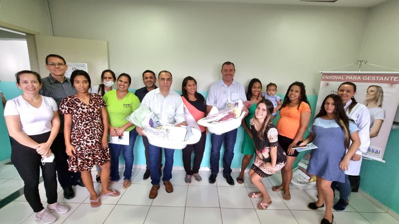PREFEITO TUTI DISTRIBUI KIT MATERNIDADE PARA GESTANTES DA UBS COPASA.