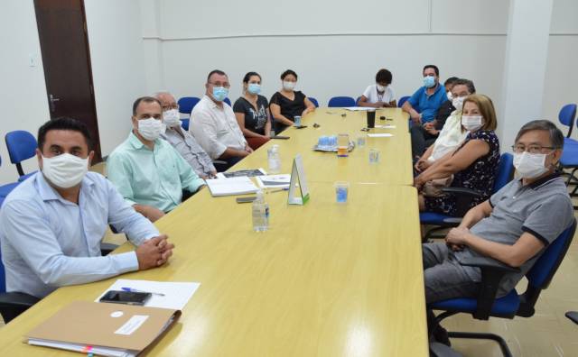 PREFEITO TUTI E MÉDICOS DA CIDADE DISCUTEM  MEDIDAS DE PREVENÇÃO A COVID-19