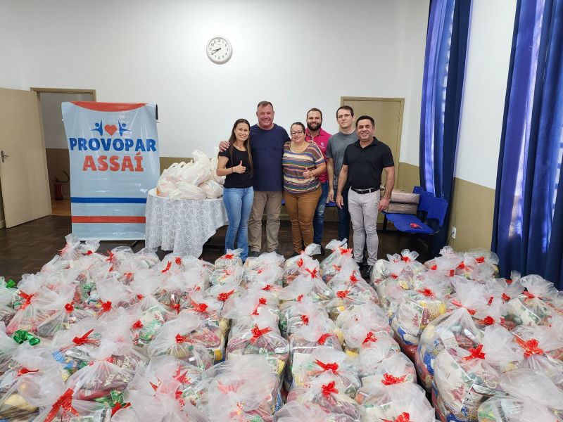 PREFEITO TUTI E PROVOPAR DISTRIBUI CESTAS BÁSICAS PARA FAMILIAS CARENTES DE ASSAÍ.