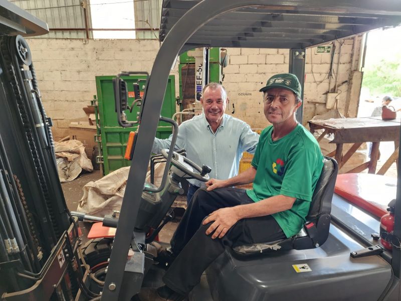 PREFEITO TUTI ENTREGA EMPILHADEIRA ELÉTRICA PARA A ASCAMARA