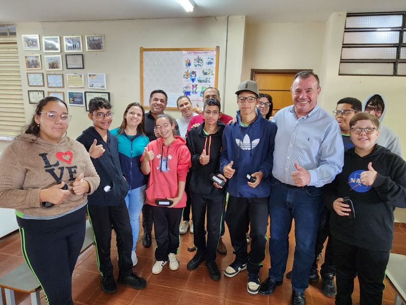 PREFEITO TUTI ENTREGA MAIS 13 ÓCULOS PARA ESTUDANTES DE ASSAÍ