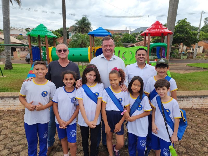 PREFEITO TUTI ENTREGA PARQUE INFANTIL PARA A VILA NOVA