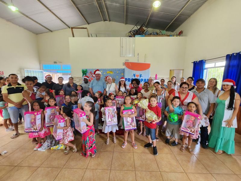 PREFEITO TUTI INICIA A DISTRIBUIÇÃO DE PRESENTES DE NATAL PARA OS ALUNOS DA REDE MUNICIPAL.