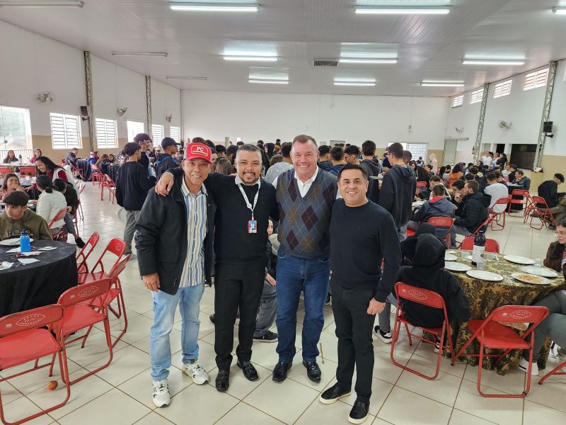 PREFEITO TUTI PARTICIPA DA COMEMORAÇÃO DO DIA DOS ESTUDANTES DO CEEP ASSAÍ.