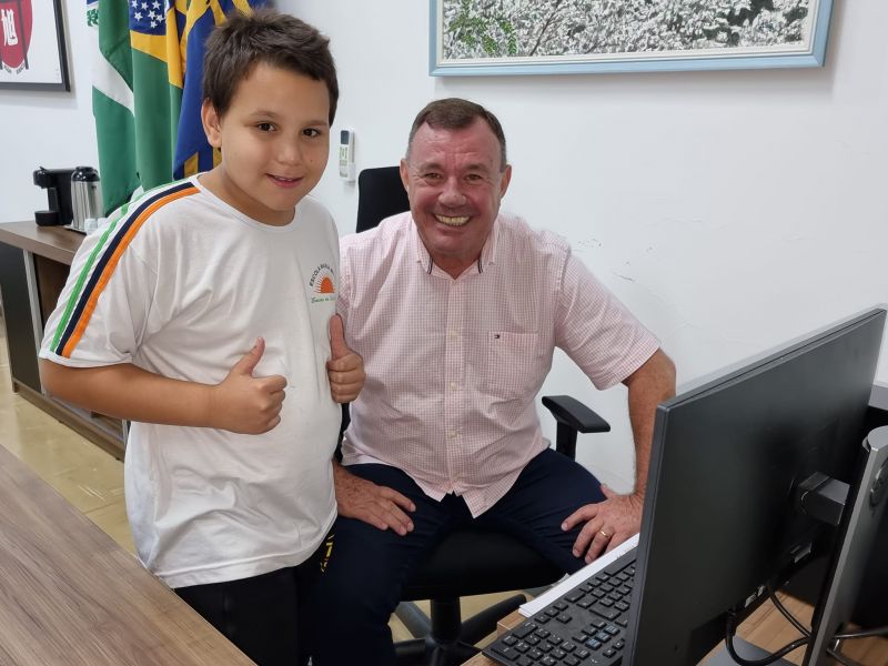 PREFEITO TUTI RECEBE A VISITA DO ALUNO HECTOR DA ESCOLA MARIA MITIKO TSUBOI