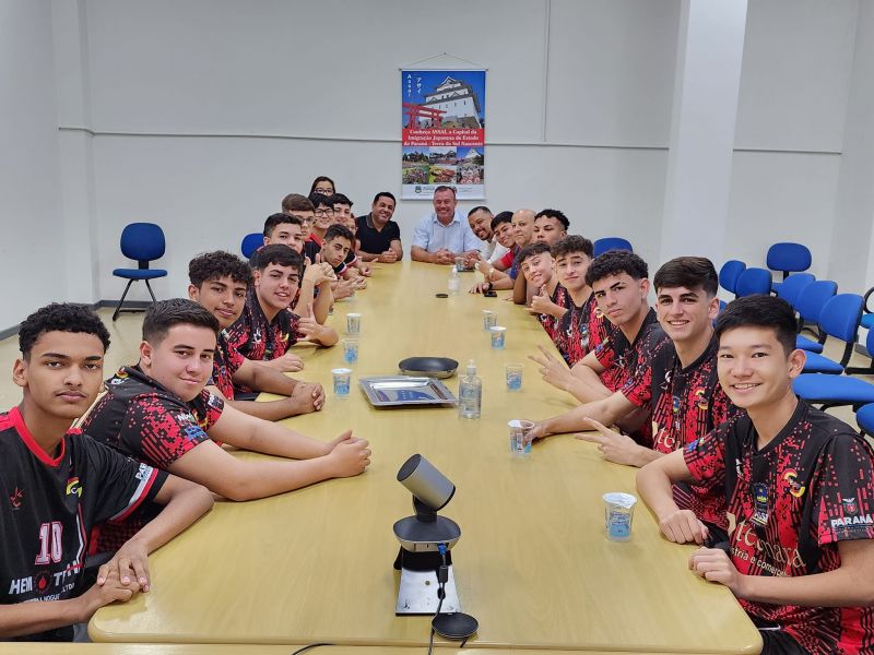 PREFEITO TUTI RECEBE ATLETAS DO CEEP QUE PARTICIPARÃO DOS JOGOS ESCOLARES.