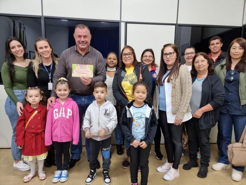 PREFEITO TUTI RECEBE CONVITE PARA O FESTIVAL DA PRIMAVERA DA EDUCAÇÃO INFANTIL.