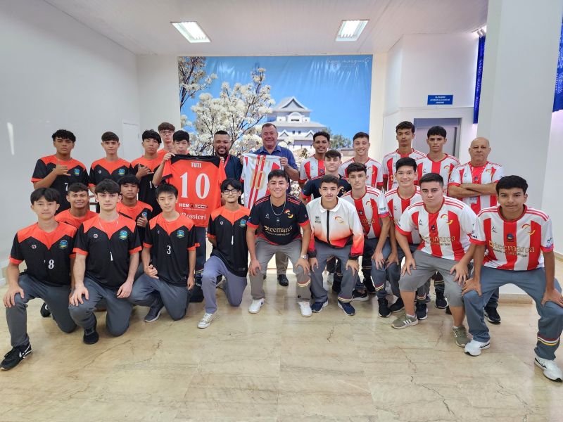 PREFEITO TUTI RECEBE EQUIPES DE FUTSAL E VOLEIBOL MASCULINO “A” DO COLÉGIO CEEP ASSAÍ .
