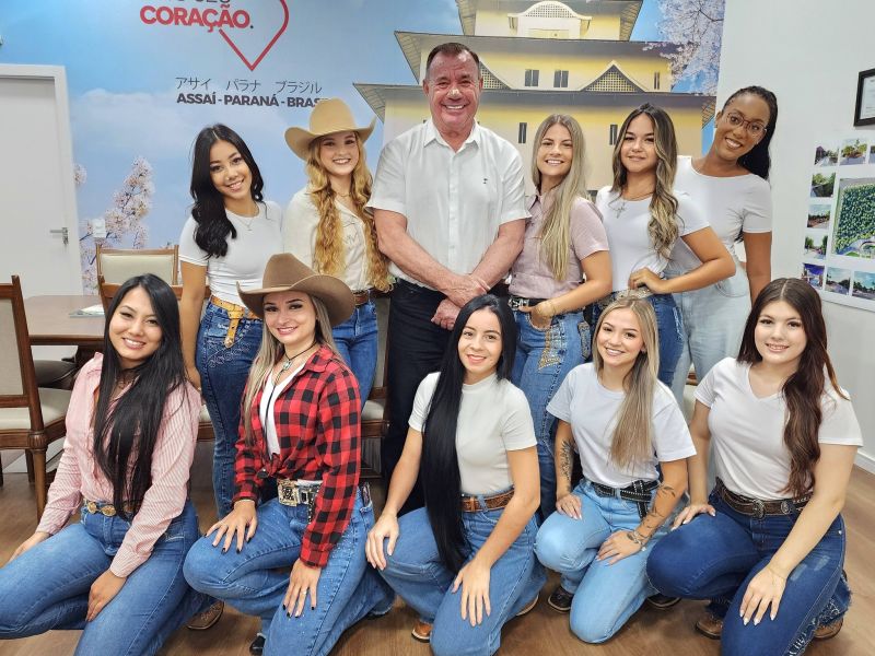 PREFEITO TUTI RECEBE FINALISTAS DO CONCURSO RAINHA DO RODEIO ASSAÍ 94 ANOS