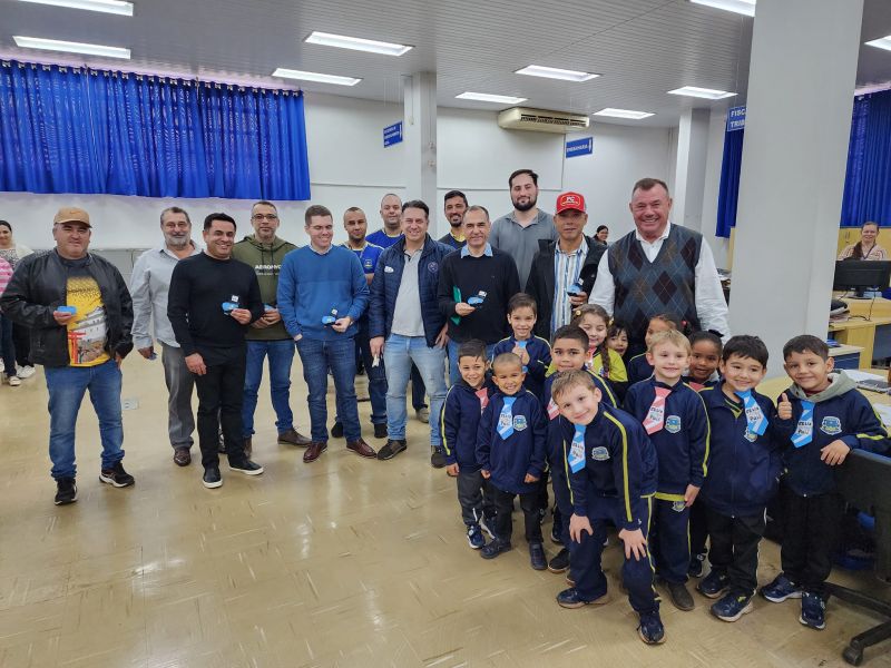 PREFEITO TUTI RECEBE VISITA DOS ALUNOS DA ESCOLA PE FRANÇA WOLKERS.