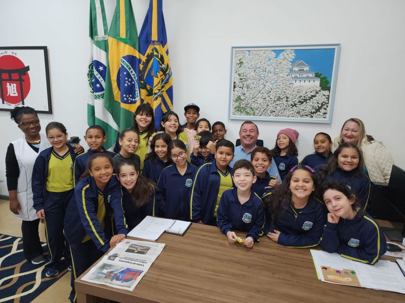 PREFEITO TUTI RECEBE VISITA DOS ALUNOS DA ESCOLA ROTARY CLUB.