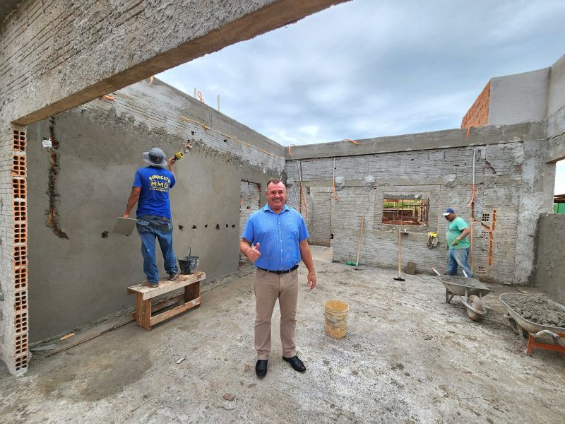 PREFEITO TUTI VISITA A CONSTRUÇÃO DA NOVA SUPER CRECHE.
