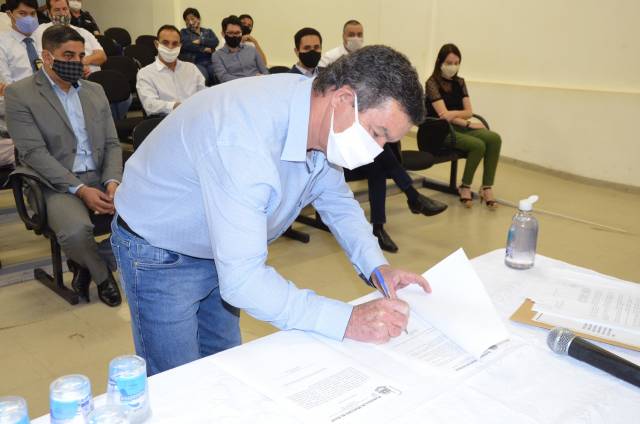 PREFEITURA CONCEDE MÁQUINAS DE COSTURA INDUSTRIAIS PARA O CONSELHO DA COMUNIDADE DE ASSAÍ.