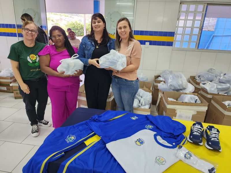 PREFEITURA DE ASSAÍ DISTRIBUI UNIFORMES ESCOLARES PARA ALUNOS DA APAE
