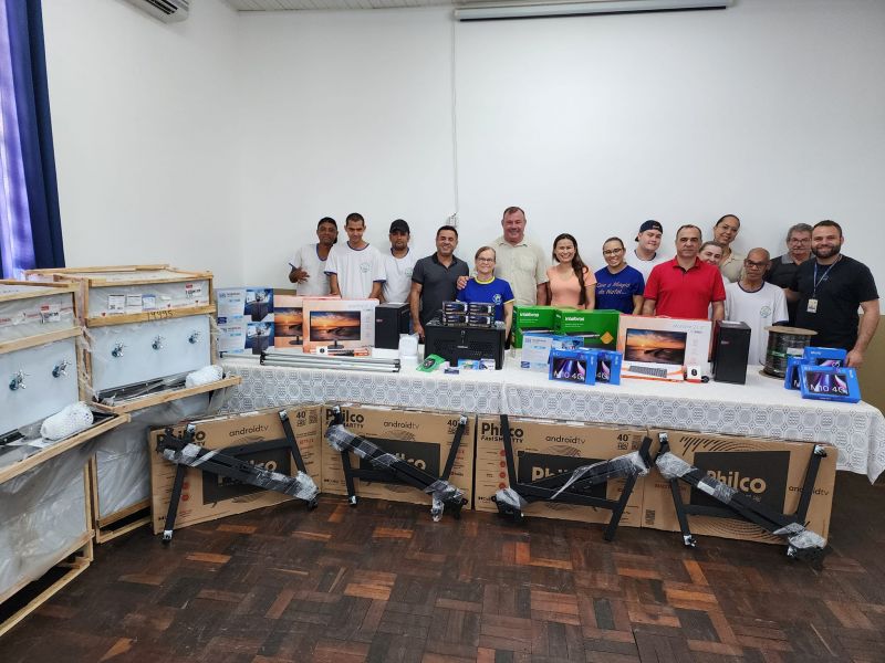 PREFEITURA DE ASSAÍ ENTREGA 70 MIL REAIS EM EQUIPAMENTOS PARA A APAE.