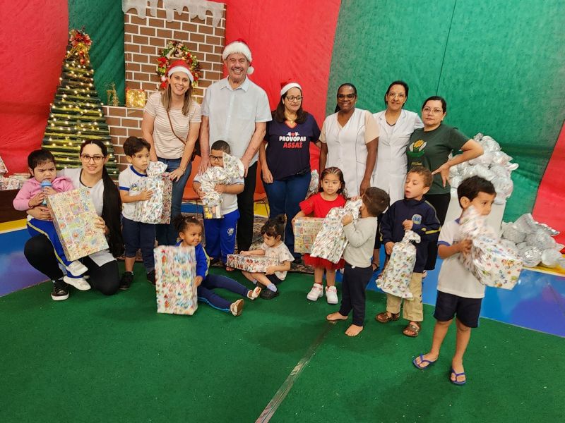 PREFEITURA E PROVOPAR INICIAM ENTREGA DE PRESENTES DE NATAL PARA OS ALUNOS DA REDE MUNICIPAL E APAE
