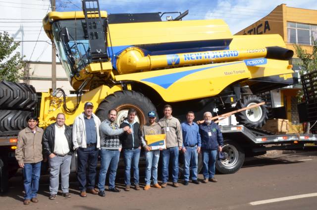 PRODUTORES RURAIS DE ASSAÍ RECEBERAM  COLHEITADEIRAS ADQUIRIDOS ATRAVÉS DO PROGRAMA TRATOR SOLIDÁRIO.