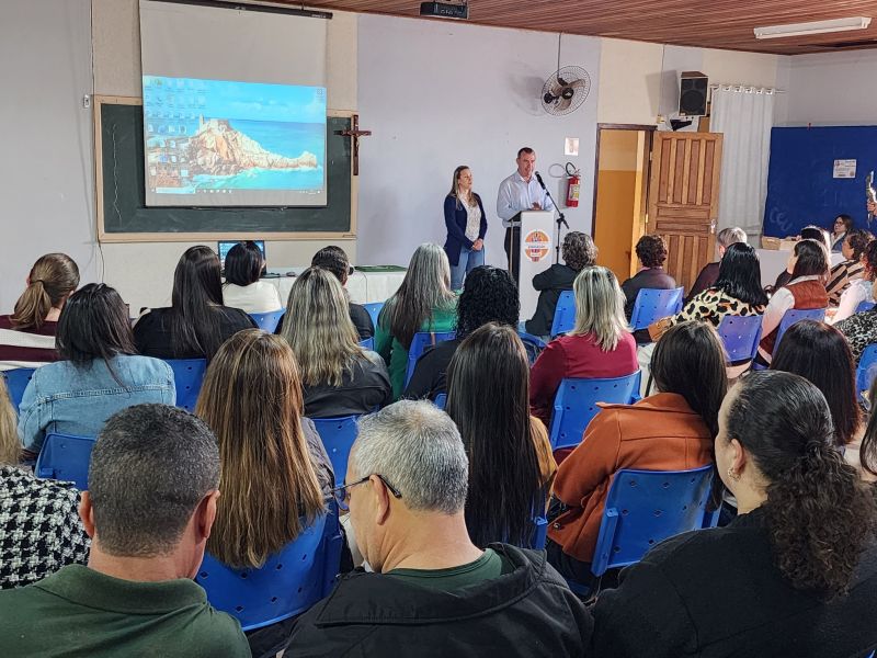 PROFESSORES PARTICIPAM DE FORMAÇÃO PEDAGÓGICA PARA INÍCIO DO SEGUNDO SEMESTRE EM ASSAÍ