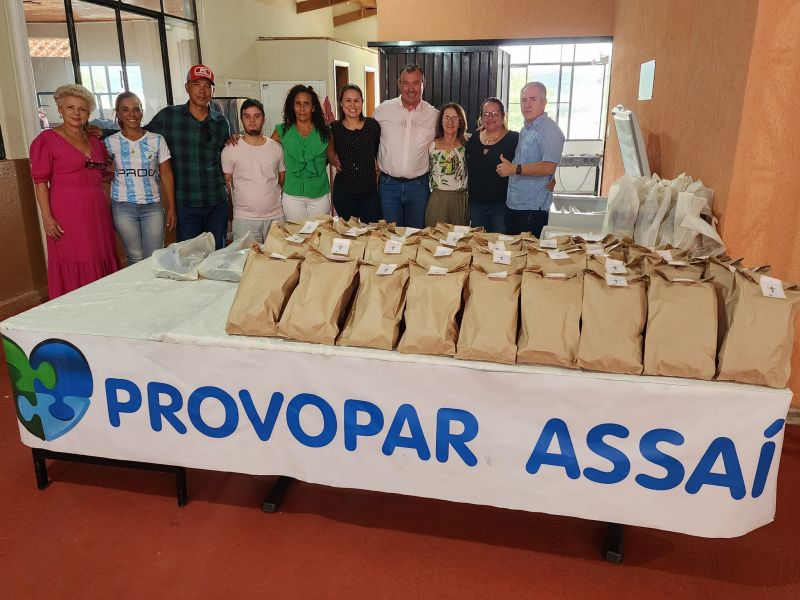 PROVOPAR ASSAÍ DISTRIBUI PÃO E PEIXE PARA AS FAMILIAS CARENTES.