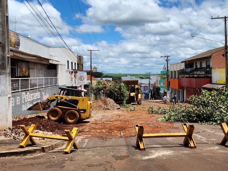 RETOMADA A OBRA DE REVITALIZAÇÃO DA AVENIDA RIO DE JANEIRO NO CENTRO DA CIDADE.
