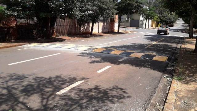 RUA MANOEL RIBAS RECEBE REDUTOR DE VELOCIDADE