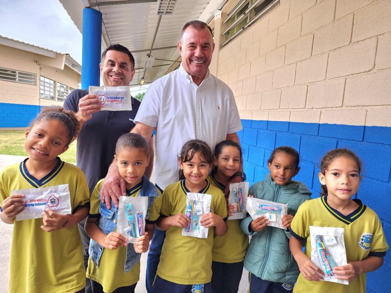 SAÚDE BUCAL: CRIANÇAS RECEBEM ORIENTAÇÕES E KITS DE HIGIENE NAS ESCOLAS DE ASSAÍ