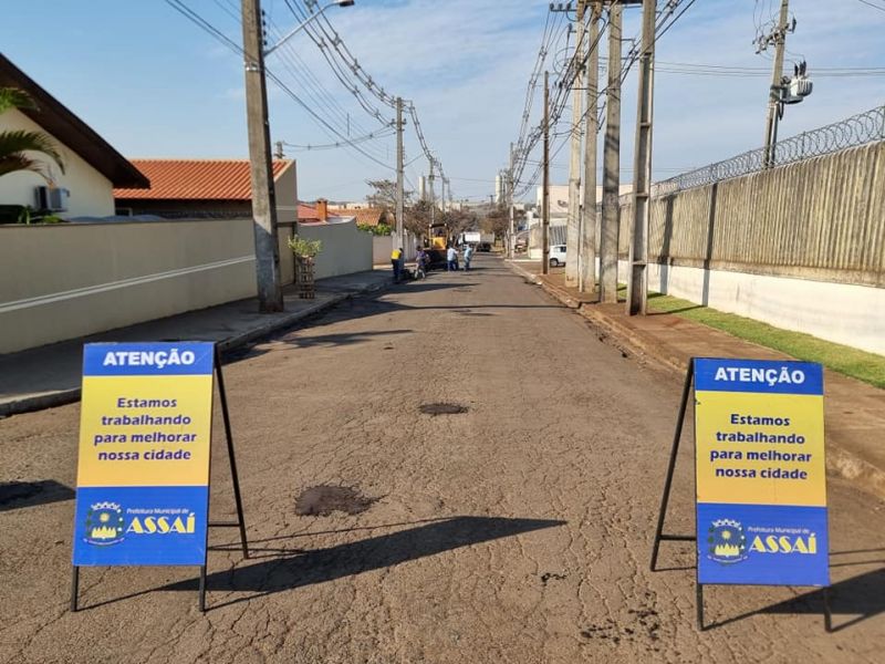 TAPA BURACOS ANTECEDE MICROPAVIMENTAÇÃO DE RUAS DA CIDADE.