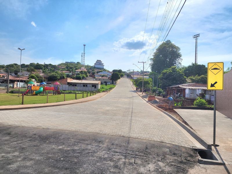 TRÂNSITO NA NOVA RUA MIYKI SAITO É LIBERADO PELO PREFEITO TUTI BOMTEMPO.