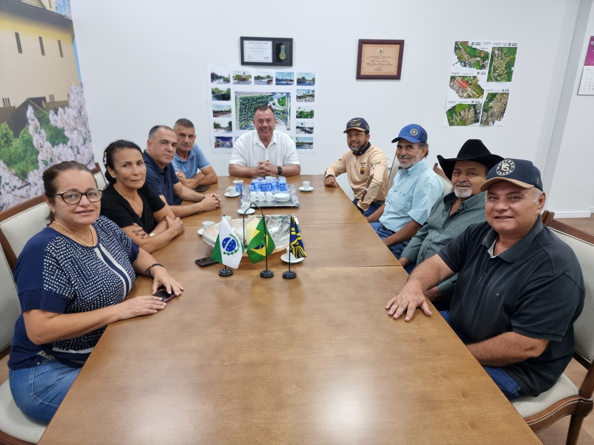 PREFEITO TUTI SE REÚNE COM TROPEIROS E VEREADORES PARA DISCUTIR EVENTO DO DIA DO TROPEIRO