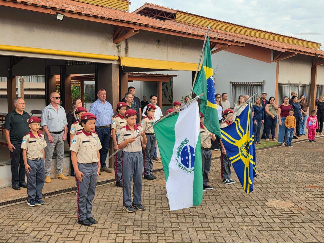 ESCOLA CÍVICO-MILITAR PRINCESA IZABEL ENTREGA CERTIFICADOS DE HONRA AO MÉRITO AOS ESTUDANTES
