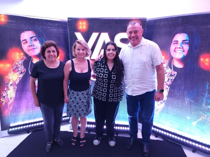 Yasmin Santos encanta público na primeira noite de festa.